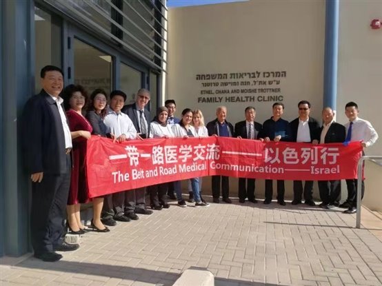 专家团在Family health Center家庭健康中西合影