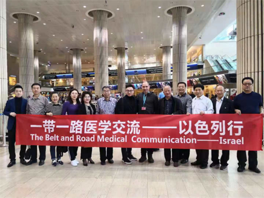 专家在特拉维夫机场合影