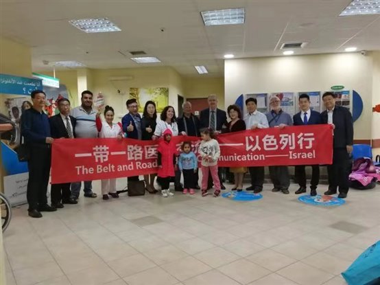 专家在西部社区医学中心合影