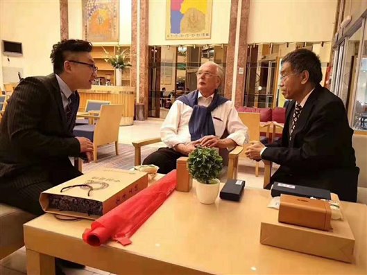 我院专家徐磊正在与欧洲儿科协会前主席，德国籍教授Enrich交流分享未来儿童健康事业的发展