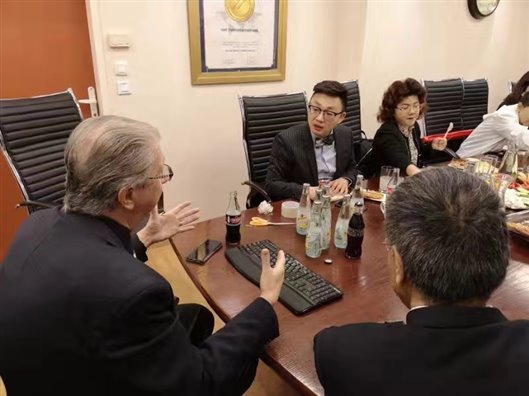 会上我院专家徐磊与Manuel Katz教授交流国际儿科发展趋势