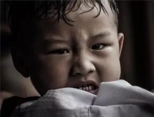 孩子自残怎么办?正确释放孩子情绪,这样做最有效!