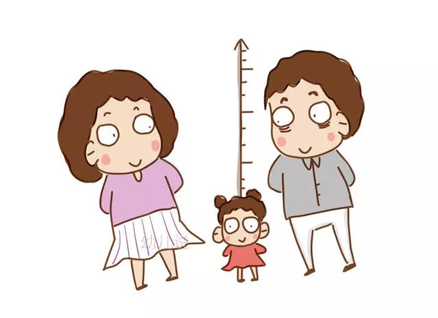 爸爸妈妈给孩子测量身高