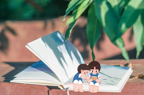 两个小孩在一起看书