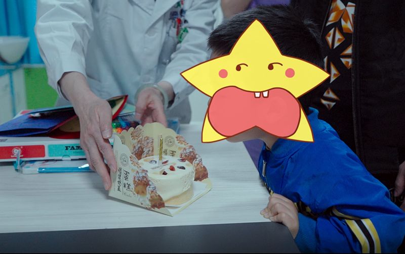 医生为自闭症患儿小江准备蛋糕