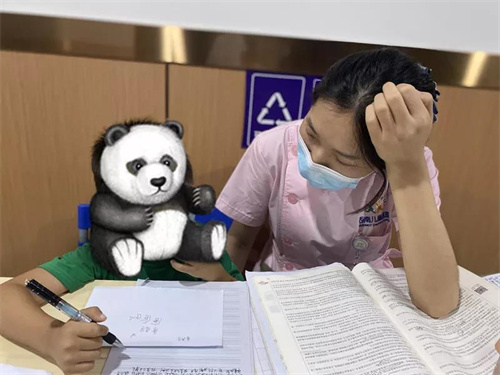 康复师带孩子做训练