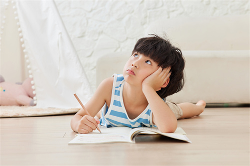 小孩子在写作业
