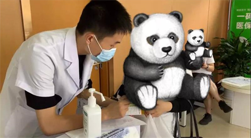 康复师和孩子互动中
