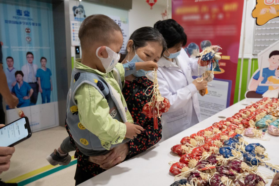 西南儿童康复医院为患者和医护人员免费发放防疫香囊