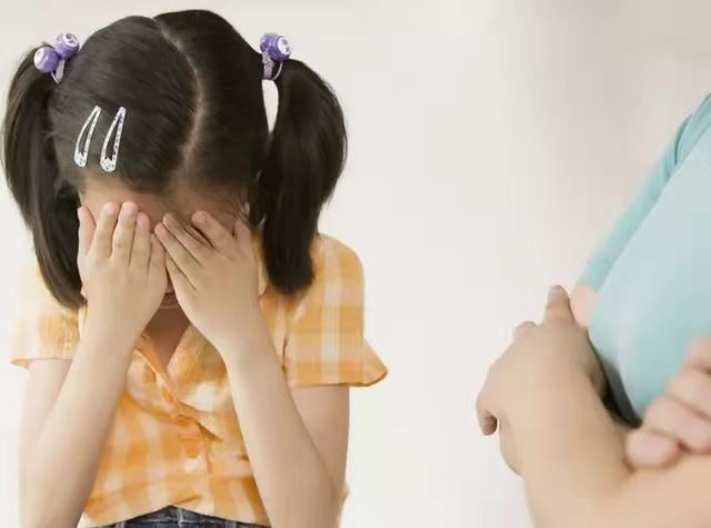 二,女生第一次例假身体会有什么症状?