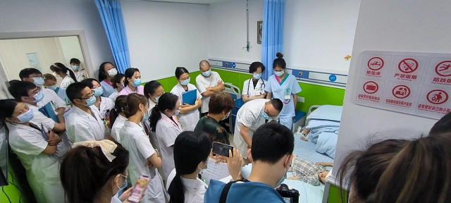 徐磊院长带领多学科查房