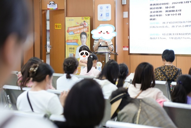 小羽妈妈正在分享.JPG