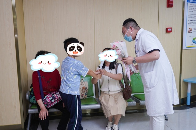 徐磊院长为家长送上鲜花.jpg