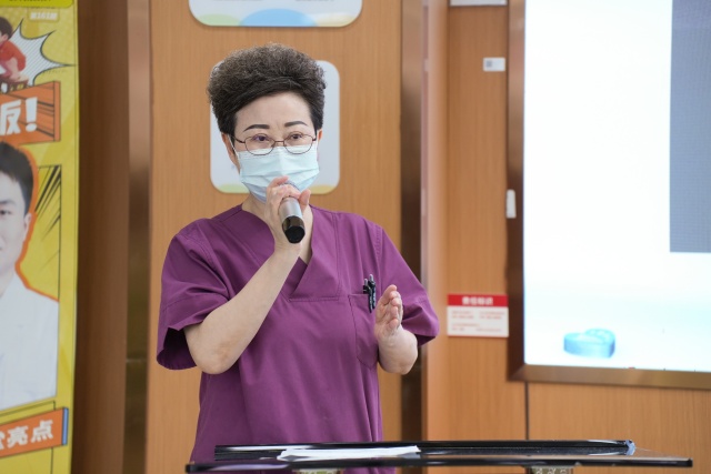 黄丽敏主任正在分享.JPG
