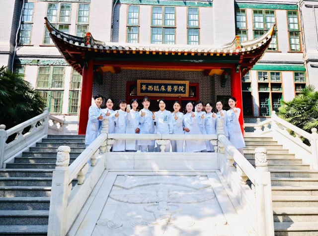 毛蕾在华西医学院合影留念.jpg