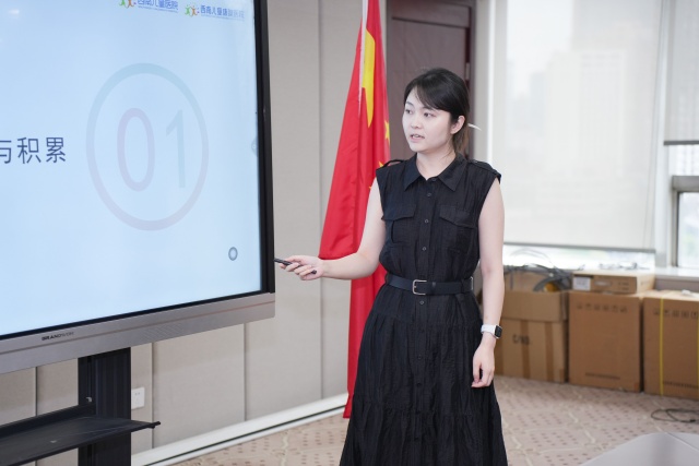 徐卓凡老师正在分享.jpg