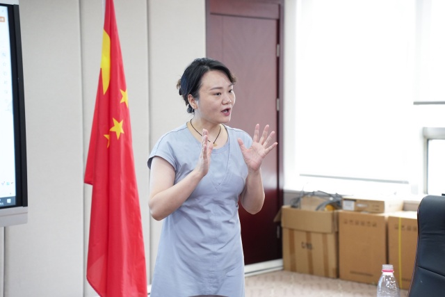党员医生李璐君主任正在分享.jpg