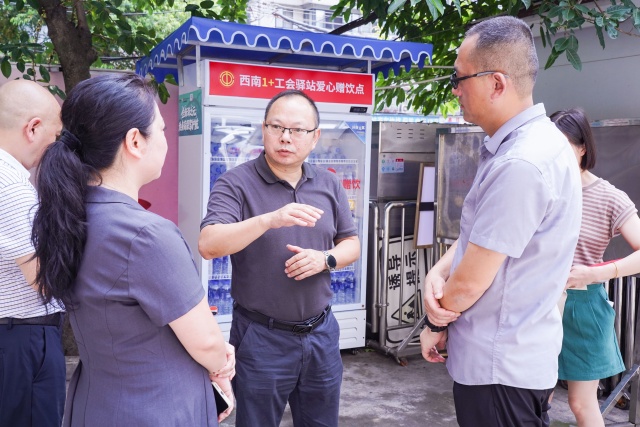 蔡主席参观爱心赠饮点.jpg
